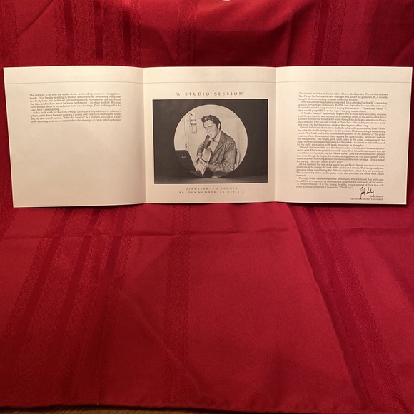 Elvis Presley: Looking at a Legend Delphi Collector Plate - 8 1/2” - Picture 4 of 7